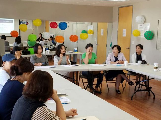 KFAM discussing the topic of children’s dating life and abuse with parents at its seminar on Wednesday.