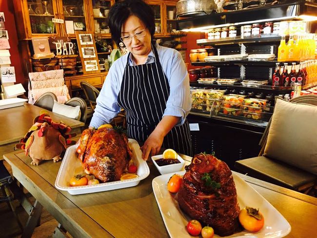 Catering businesses are gearing up for Thanksgiving Day (Nov. 24). Banchan a la Carte president Jane Jang is preparing for a sample of Turkey Supper Set.