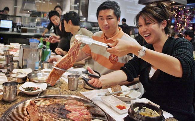 Non-Korean visitors in Koreatown usually make their trips for food. From Chinese to Caucasians to Hispanics to African-Americans, Korean food in L.A. is growing more popular by the year. It is no longer uncommon to see a non-Korean dining at a traditional Korean restaurant in the neighborhood. Young people at a Korean barbecue restaurant are having dinner. Sang Jin Kim 