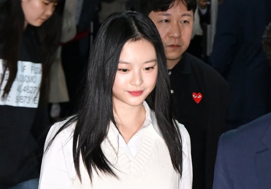 ADOR accused of leaking NewJeans Hanni visa info