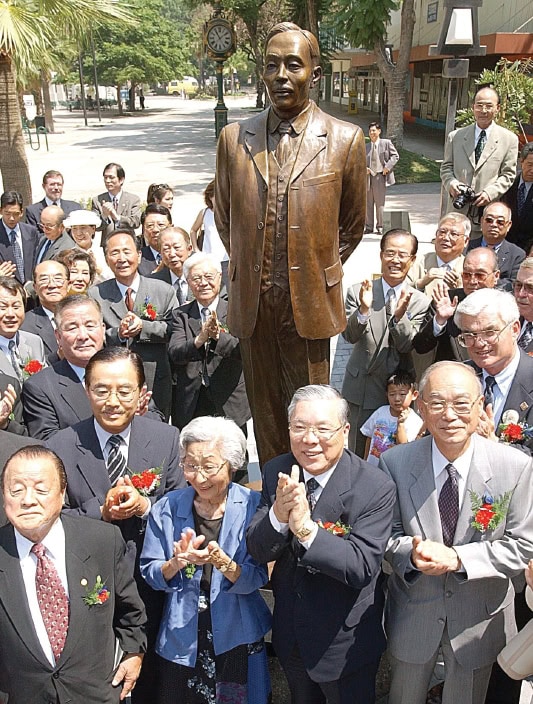 Myung Ki Hong, front row third from left, at the 2001 unveiling ceremony for the Dosan Ahn Chang Ho statue, which he helped fund and build.